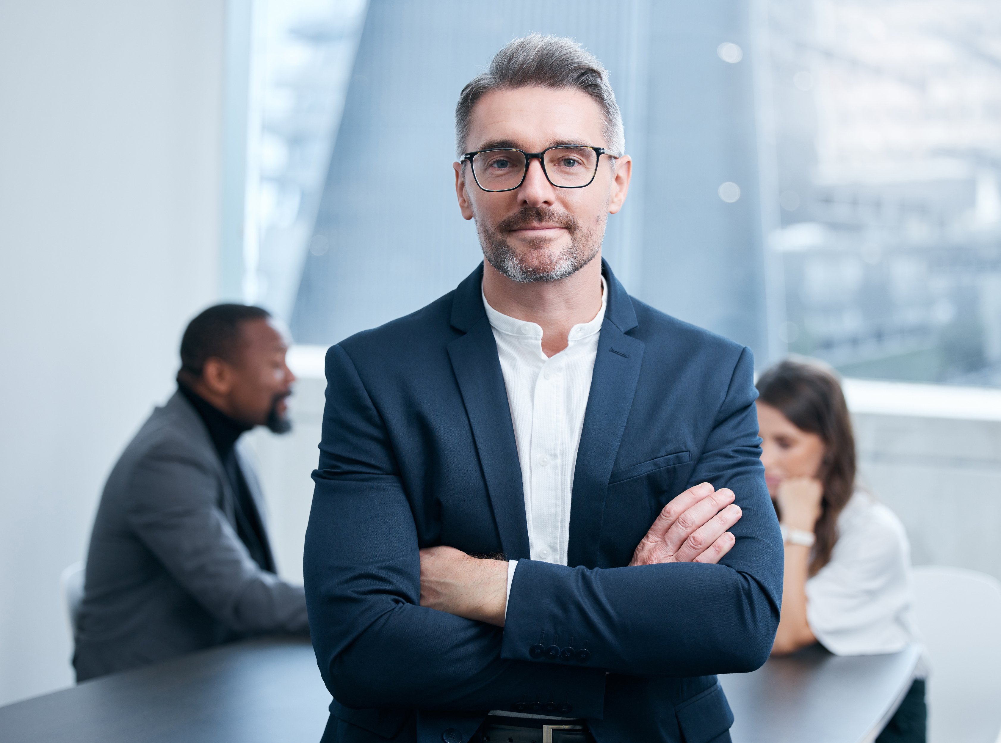 ambition-vous-mene-loin-je-peux-temoigner-portrait-homme-affaires-mature-confiant-debout-dans-bureau-ses-collegues-arriere-plan